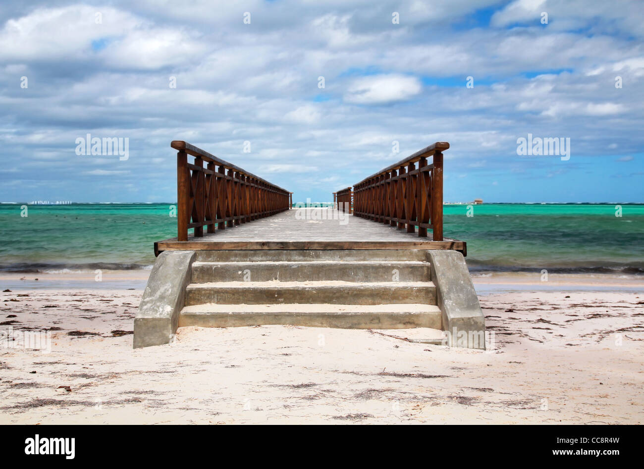Wooden bridge deck hi-res stock photography and images - Alamy