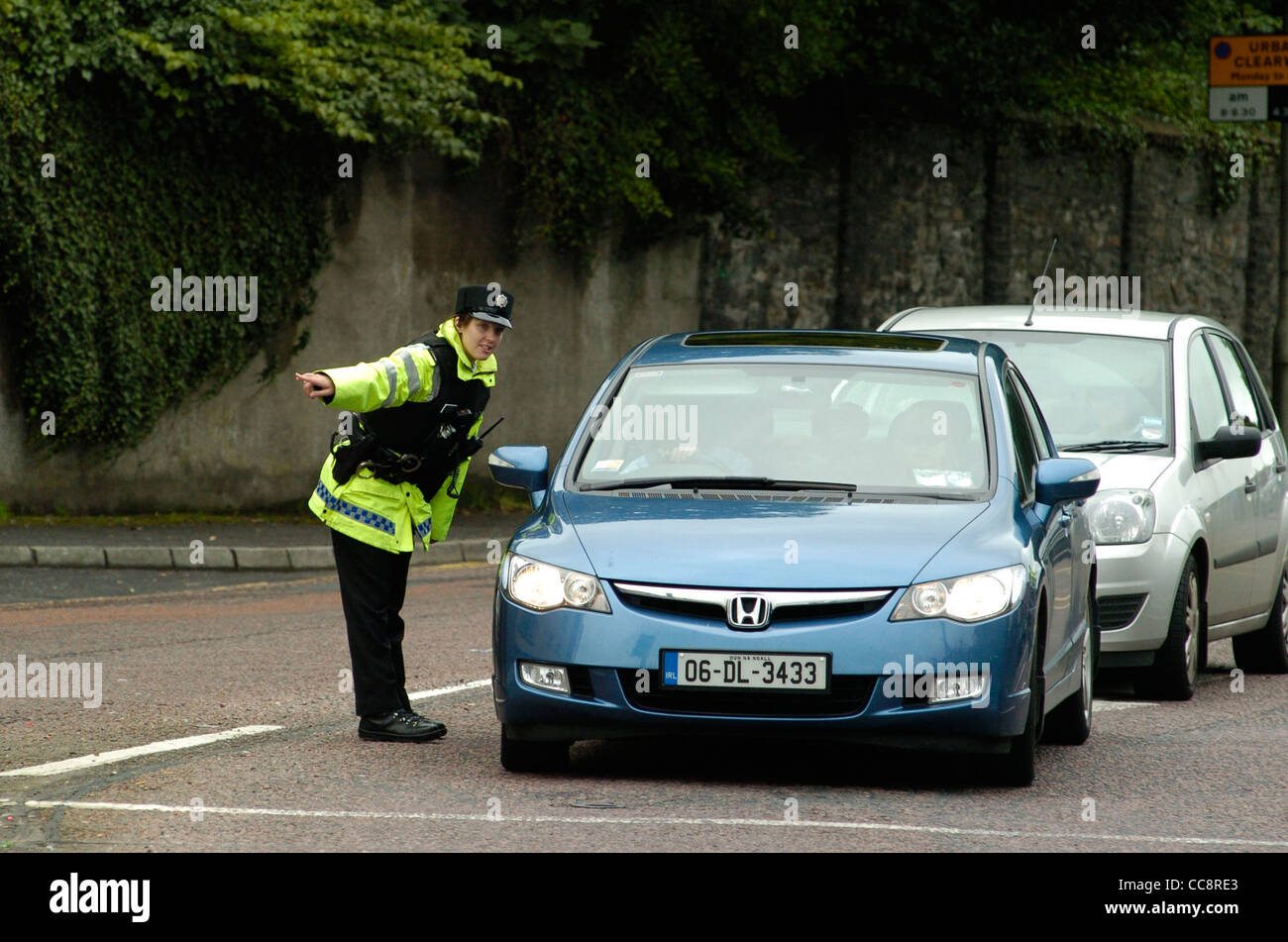 Armed female PSNI officer directing traffic in Londonderry, Northern Ireland, UK Stock Photo