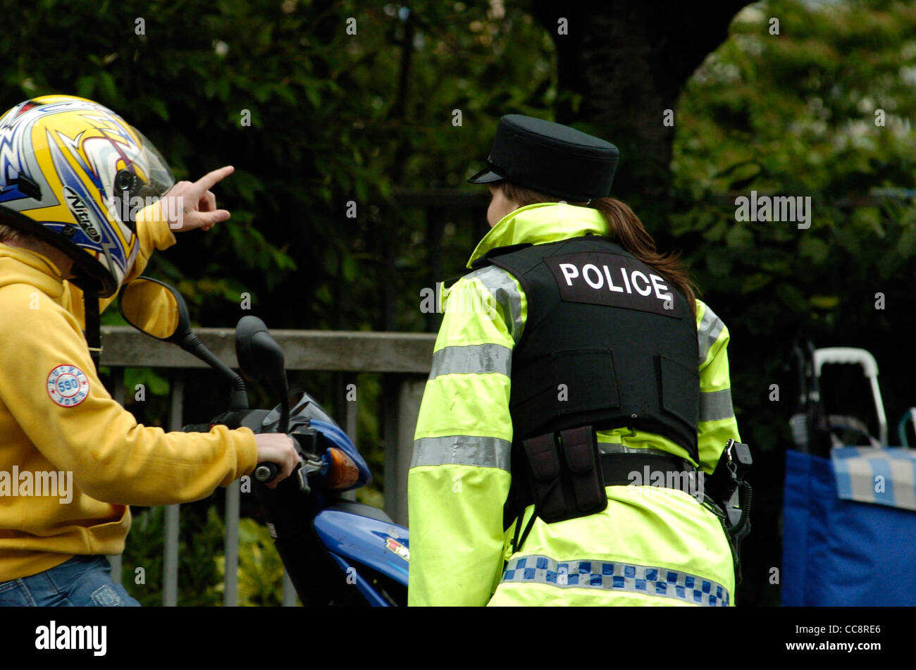 Armed female PSNI officer directing traffic in Londonderry, Northern Ireland, UK Stock Photo