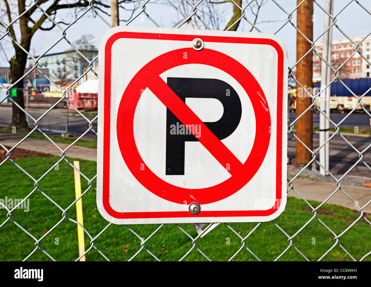 no parking sign on chain link fence Stock Photo