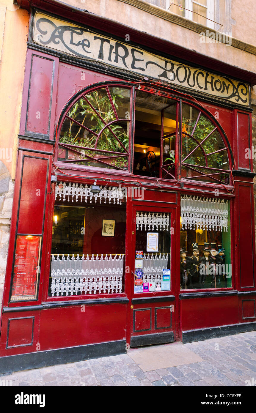 Le Tire Bouchon Restaurant, in old town Vieux Lyon, France (UNESCO World Heritage Site) Stock Photo