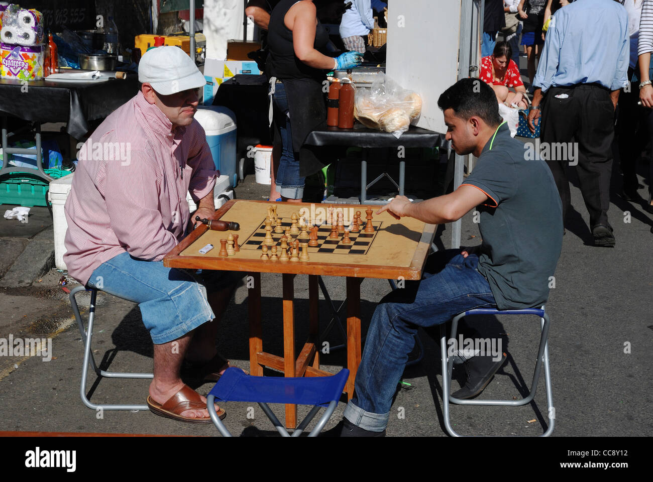 London street chess hi-res stock photography and images - Alamy