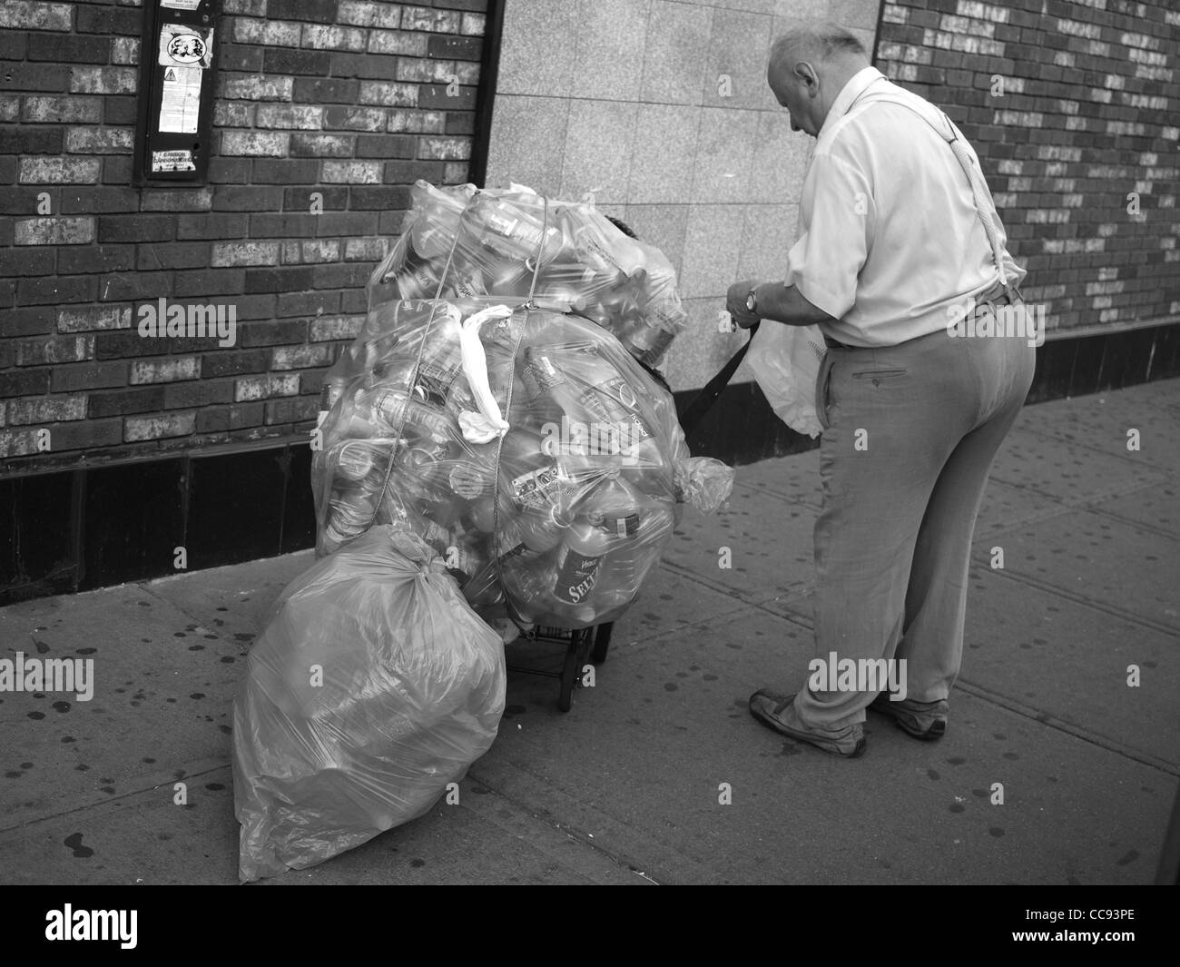 Man collects bags of cans for recycling, Brooklyn, New York Stock Photo