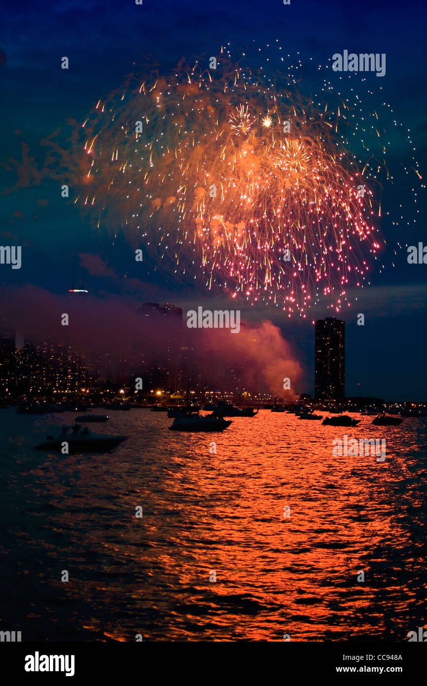 Chicago Independence Day fireworks over Lake Michigan Stock Photo Alamy