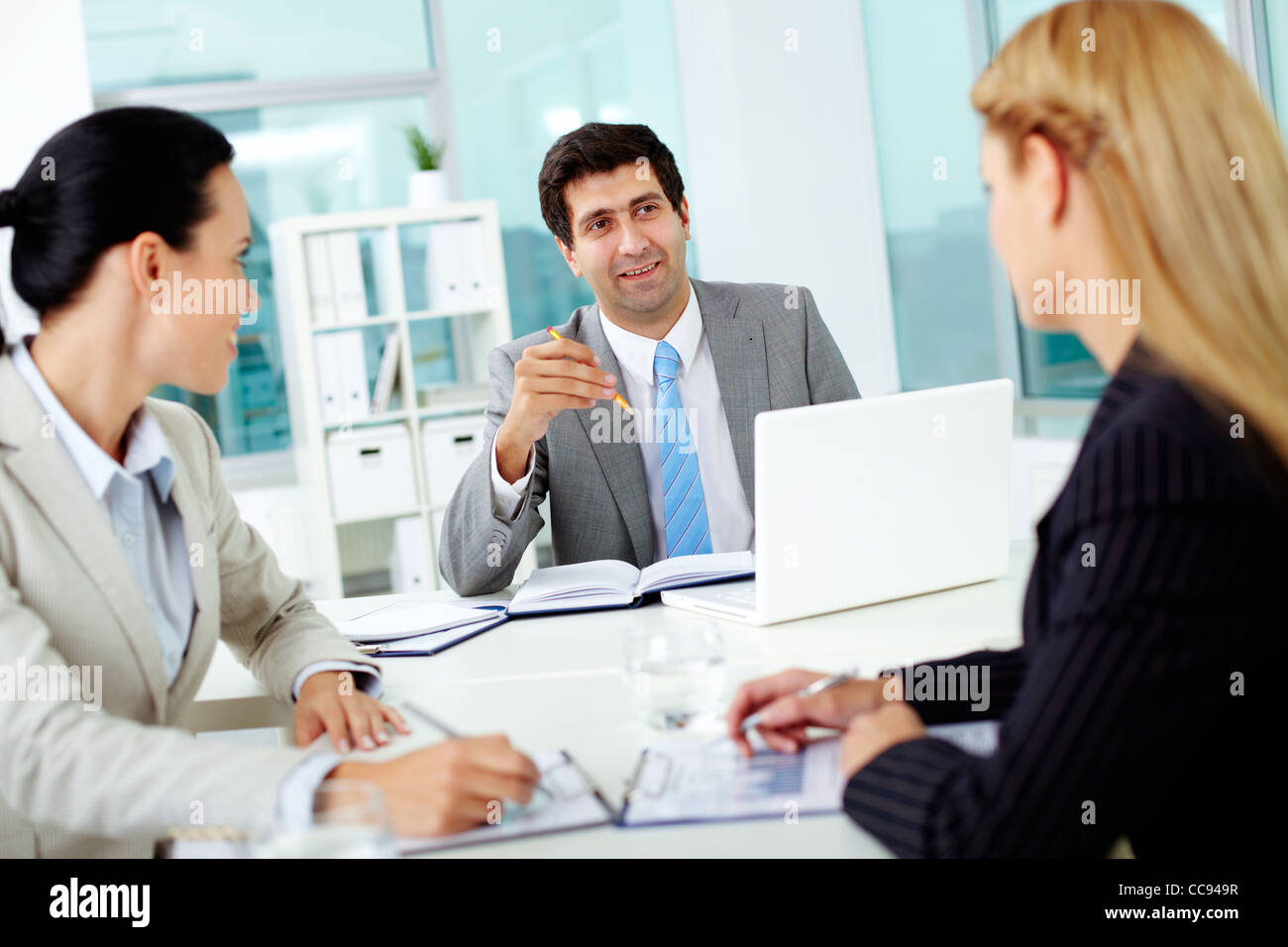 Businessman explaining ideas team hi-res stock photography and images ...