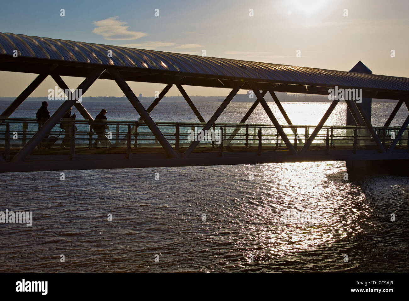Floating landing stage hires stock photography and images Alamy