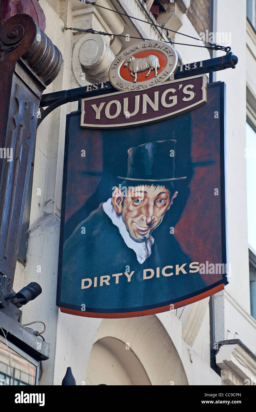 City of London   Dirty Dick's in Bishopsgate January 2012 Stock Photo