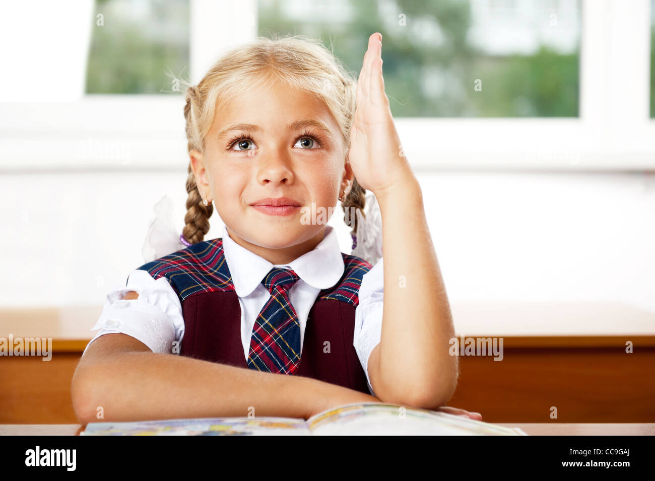 девочки на уроке. фотографии школьников. школьники за партой. дети на уроке. девочки на уроке.