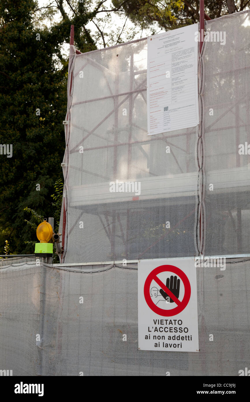 building site warning sign on italian scaffold - vietato l'accesso ai non addetti ai lavori Stock Photo