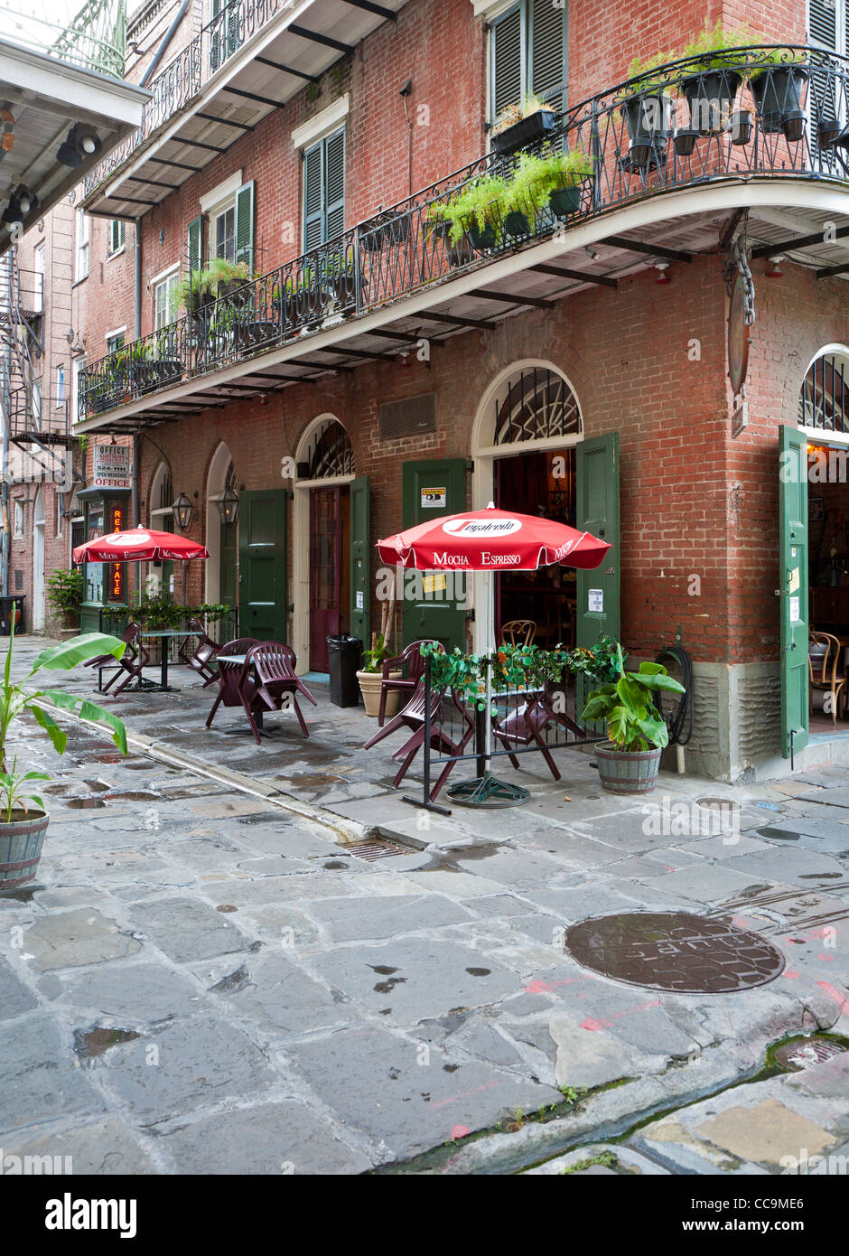 Tony Seville's Pirate's Alley Cafe with outdoor seating along St. Peter Street in the French Quarter of New Orleans, LA Stock Photo