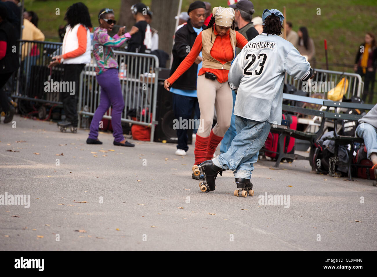 Rollerskate party in central park Stock Photo Alamy