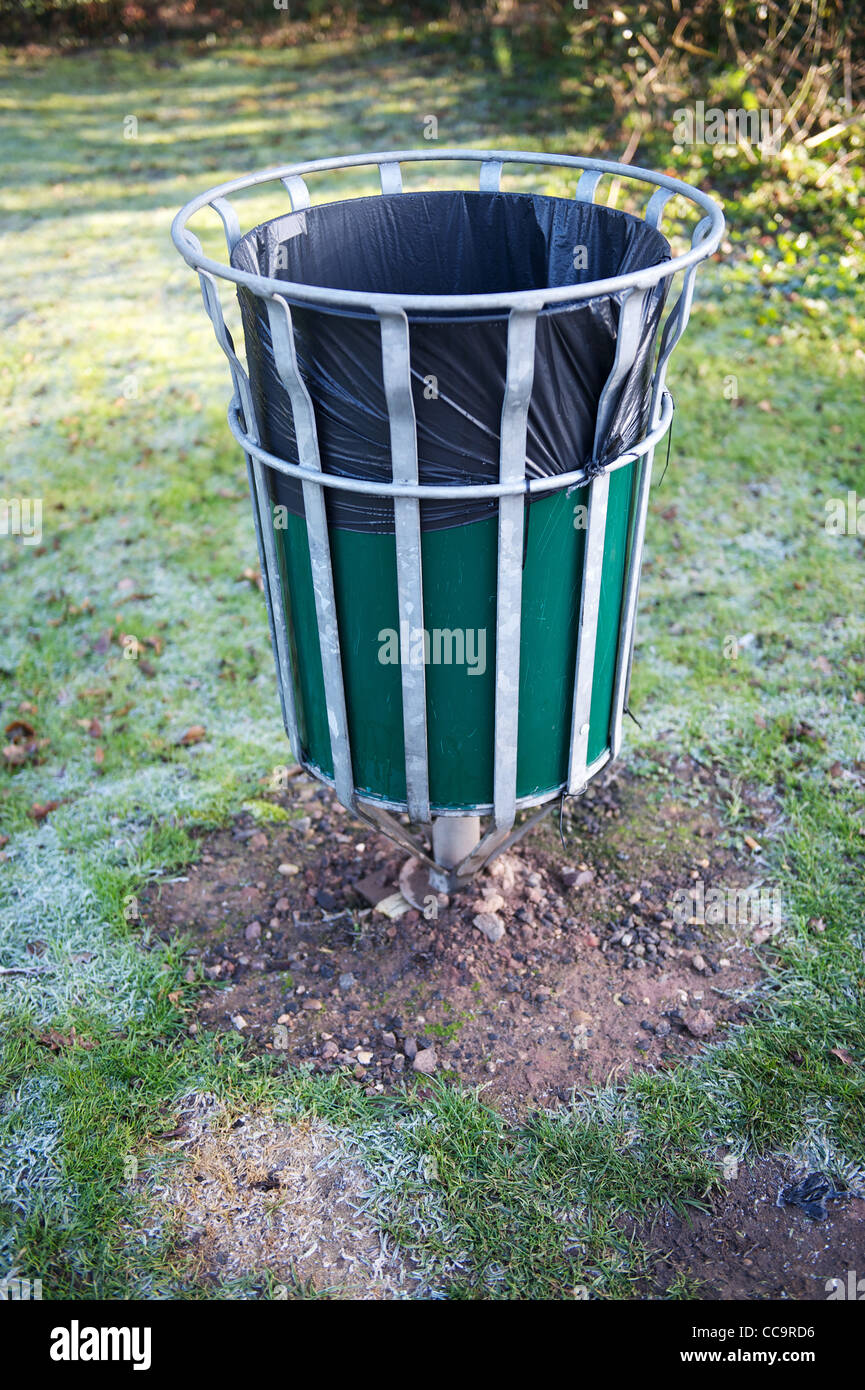 Litter bin park hi-res stock photography and images - Alamy
