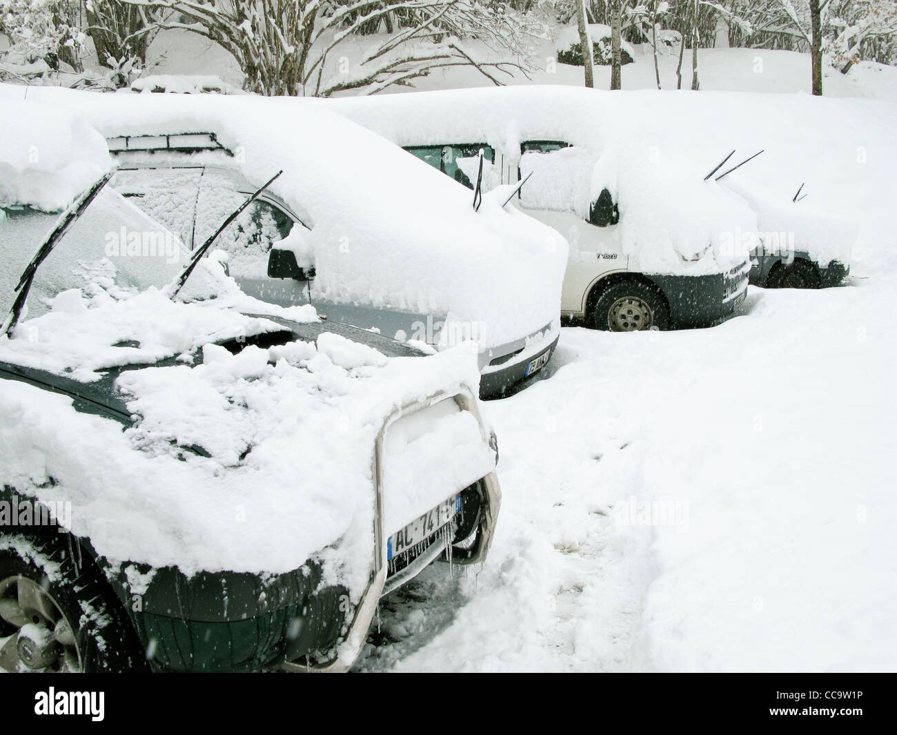 fresh snowfall on cars, LUCHON, PYRENEES, FRANCE Stock Photo
