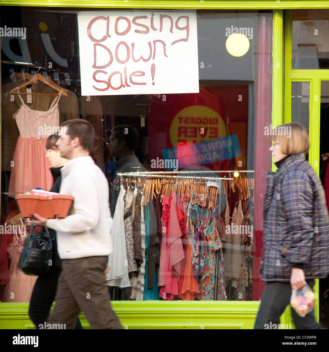 Closing down sale clothes shop hi res stock photography and images Alamy