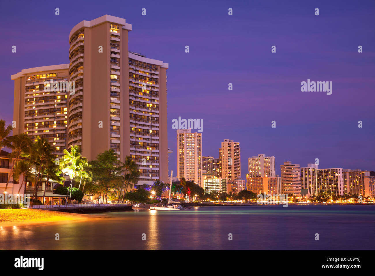 Twilight waikiki honolulu hi-res stock photography and images - Alamy