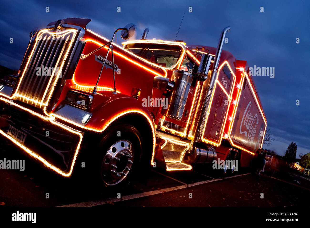 Make an Amazing Coca-Cola Christmas Truck illuminated with LEDs 