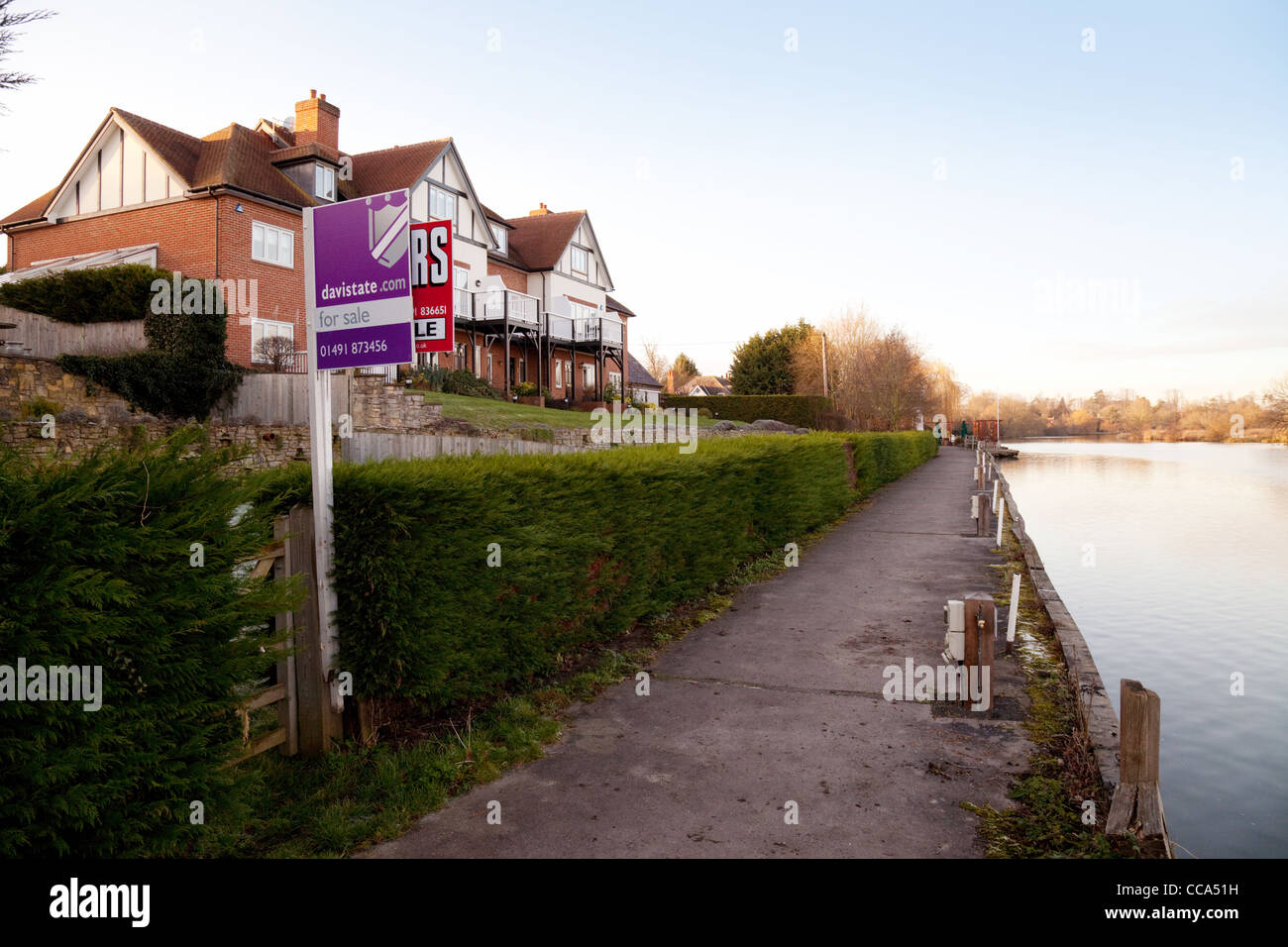 Houses for sale on the River Thames at Moulsford, Oxfordshire Stock