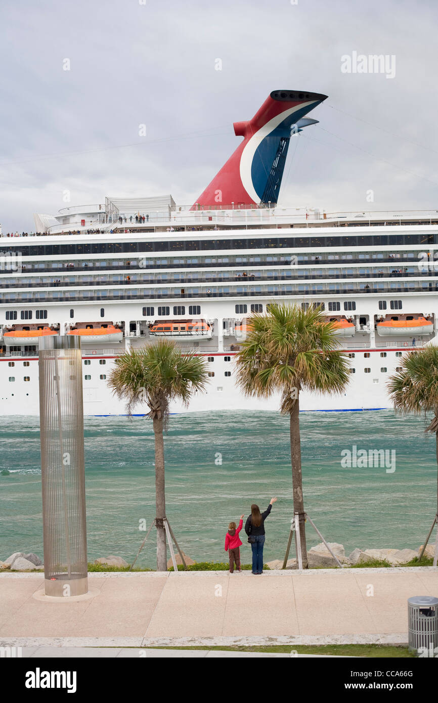 Waving goodbye ship hires stock photography and images Alamy