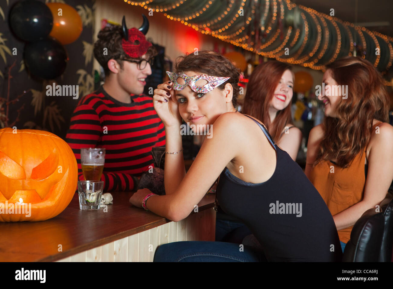 Group of friends sitting at bar hi-res stock photography and images - Alamy