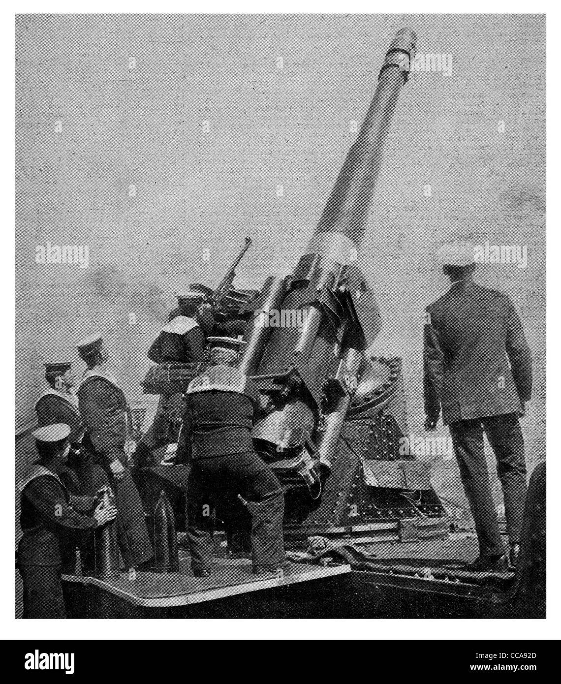 1917 Large Anti aircraft British coast artillery fire firing gunner crew officer shells shell loading breech gunners cannon Stock Photo