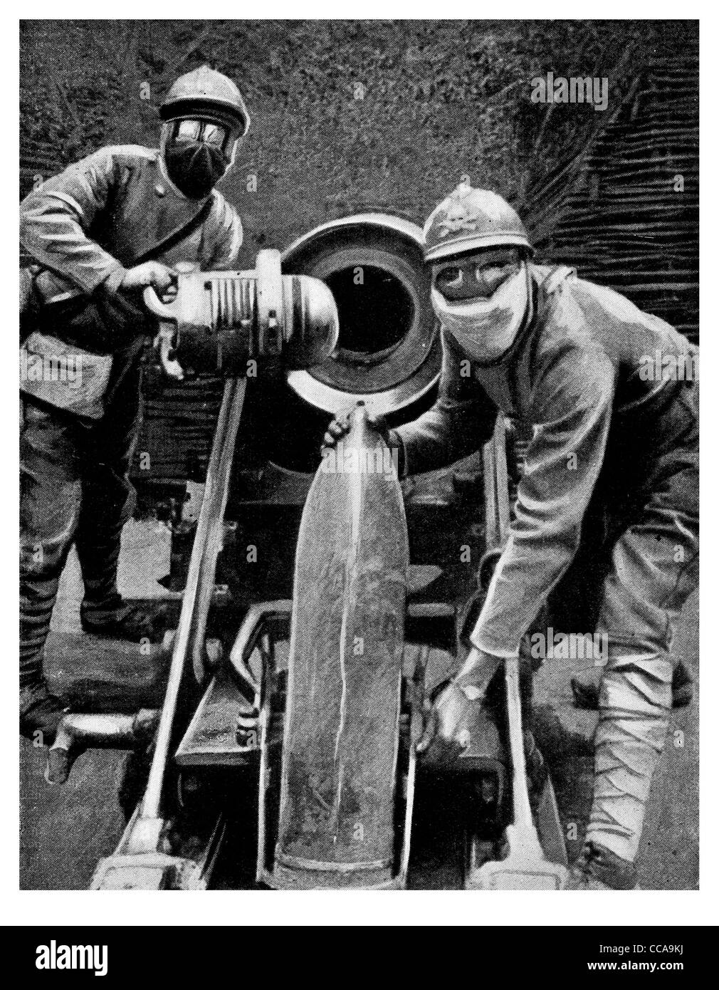 loading shell colossal howitzer Gas attack heavy artillery monster gunner  masks  French soldiers 1916 mask poison fumes Stock Photo