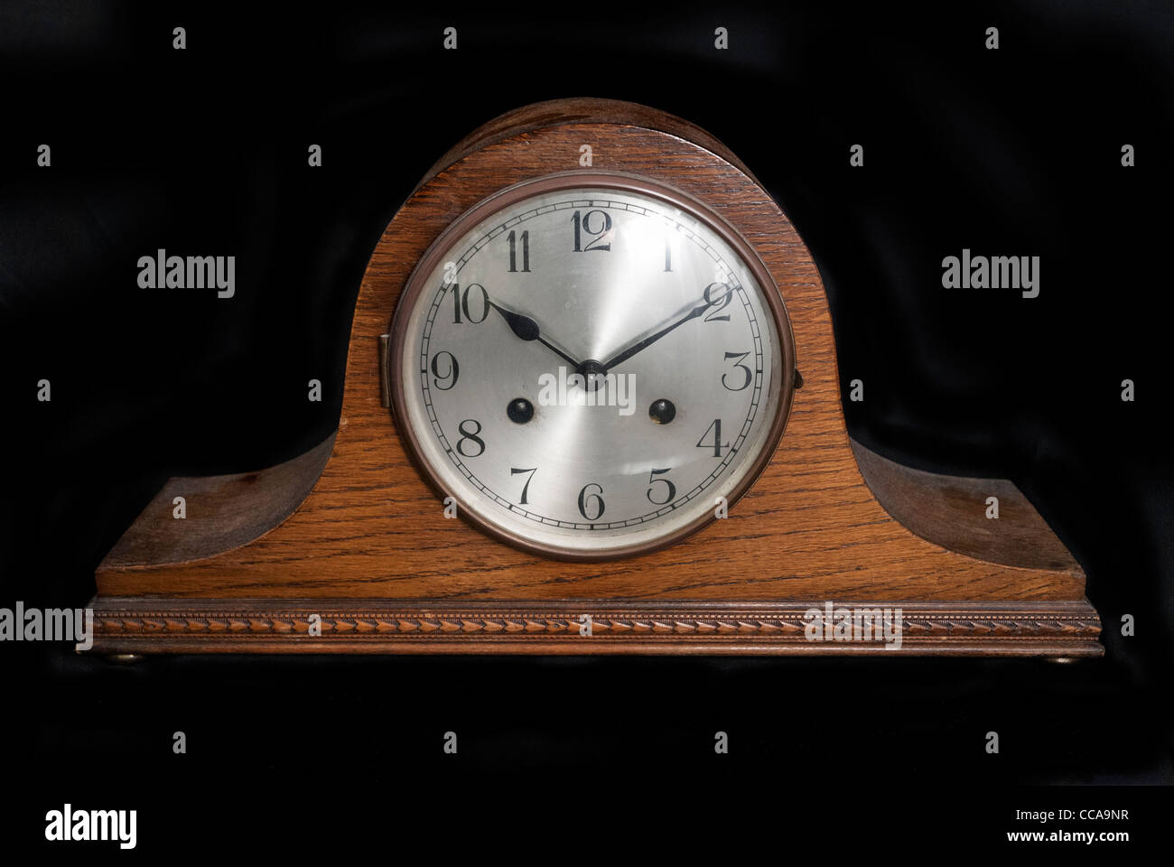An antique clock mantelpiece Stock Photo Alamy