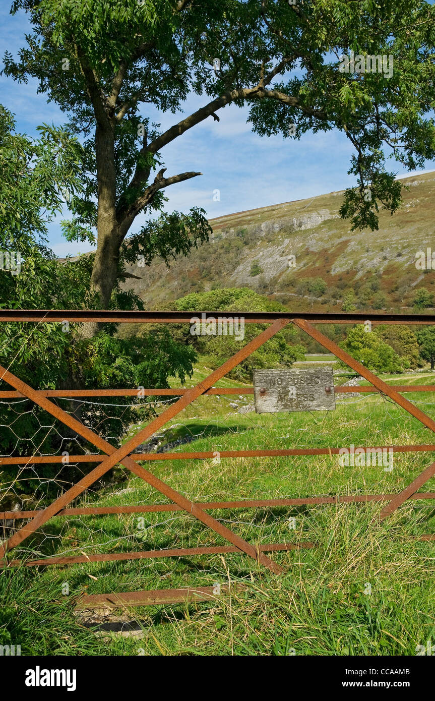 No public access sign on rusty metal gate at field private land farmland North Yorkshire England UK United Kingdom GB Great Britain Stock Photo