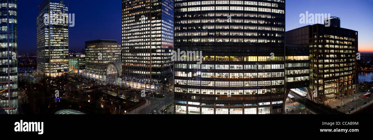 Canary wharf london at night hi-res stock photography and images - Alamy
