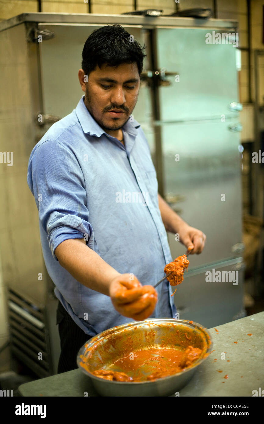 A chef making chicken kebabs in the kitchens at Moti Mahal Restaurant in Old Delhi, India Stock Photo