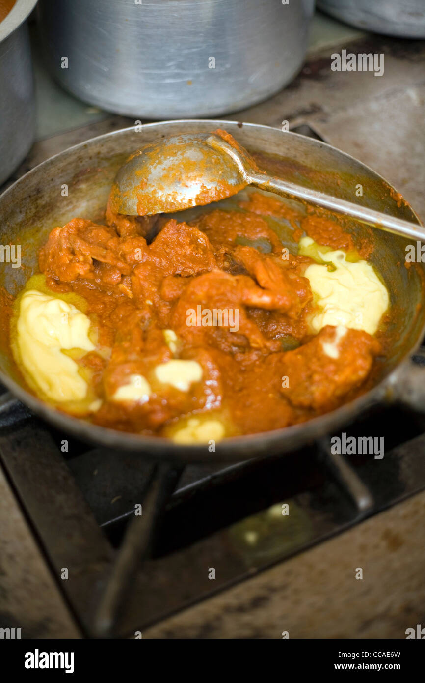 A chef prepares a dish of butter chicken at Moti Mahal Restaurant in Old Delhi, India Stock Photo