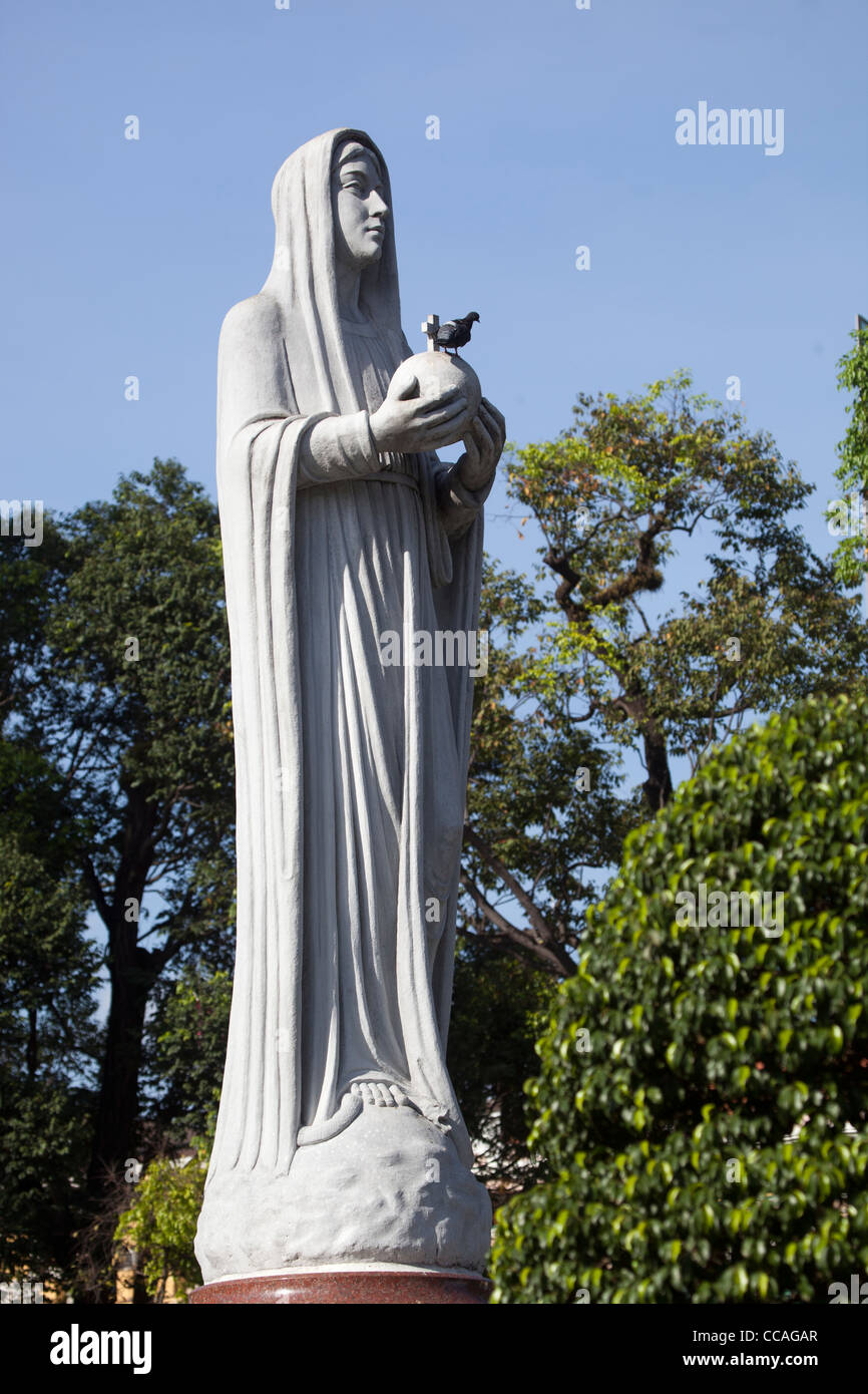Statue of the Virgin Mary of the Virgin Mary in front of Notre Dame