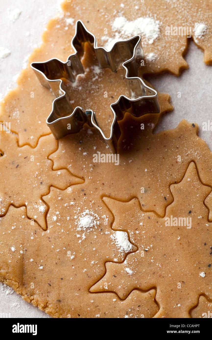 https://c8.alamy.com/comp/CCAHPT/making-gingerbread-cookies-for-christmas-gingerbread-dough-with-star-CCAHPT.jpg