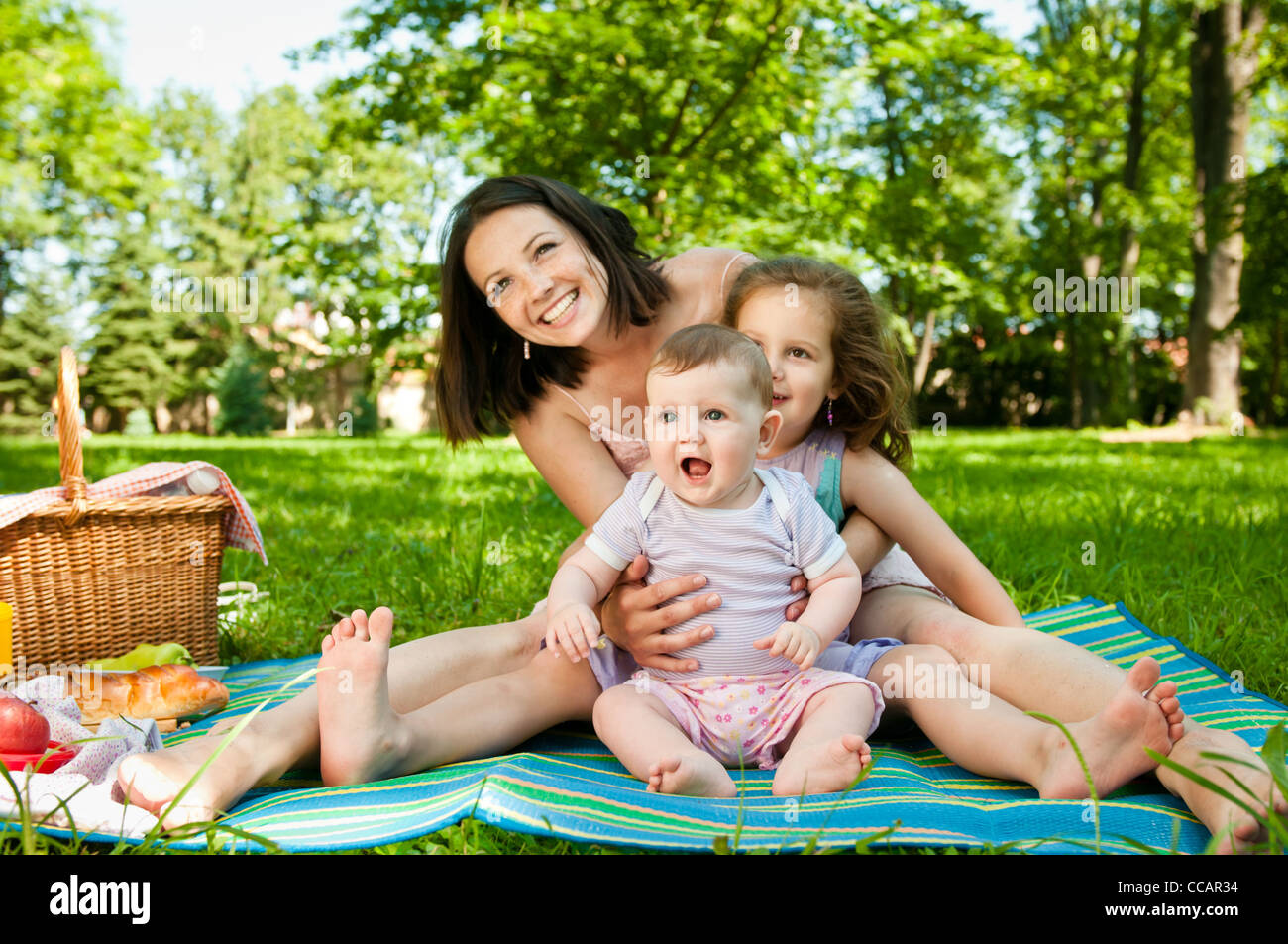 Голая семья