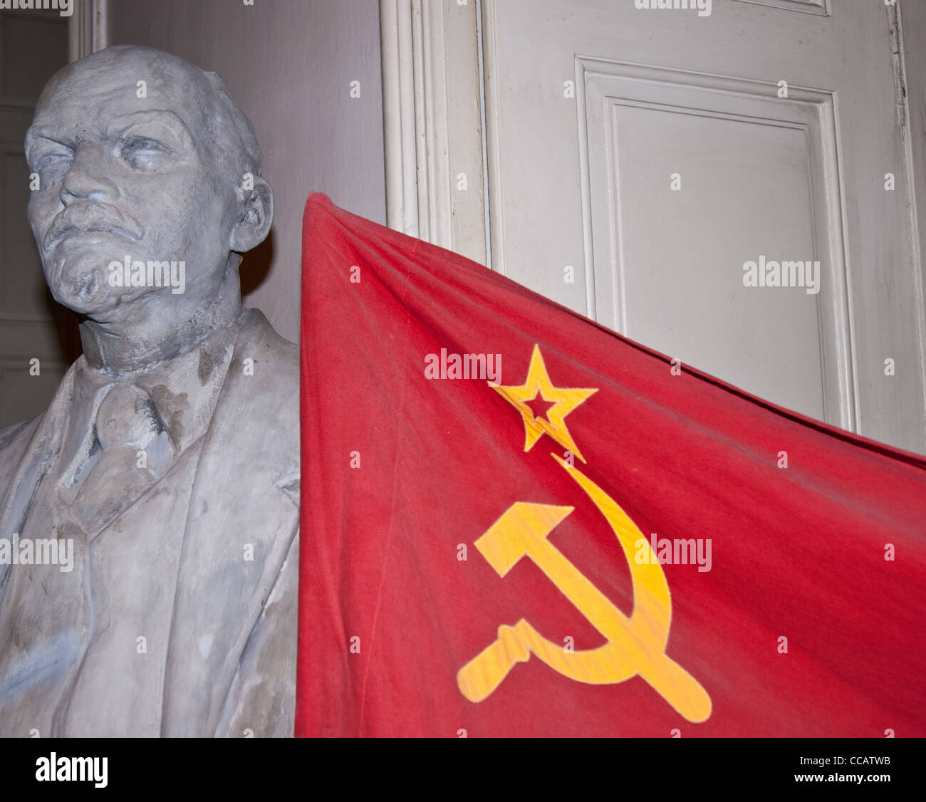 Lenin statue with soviet union flag Stock Photo Alamy