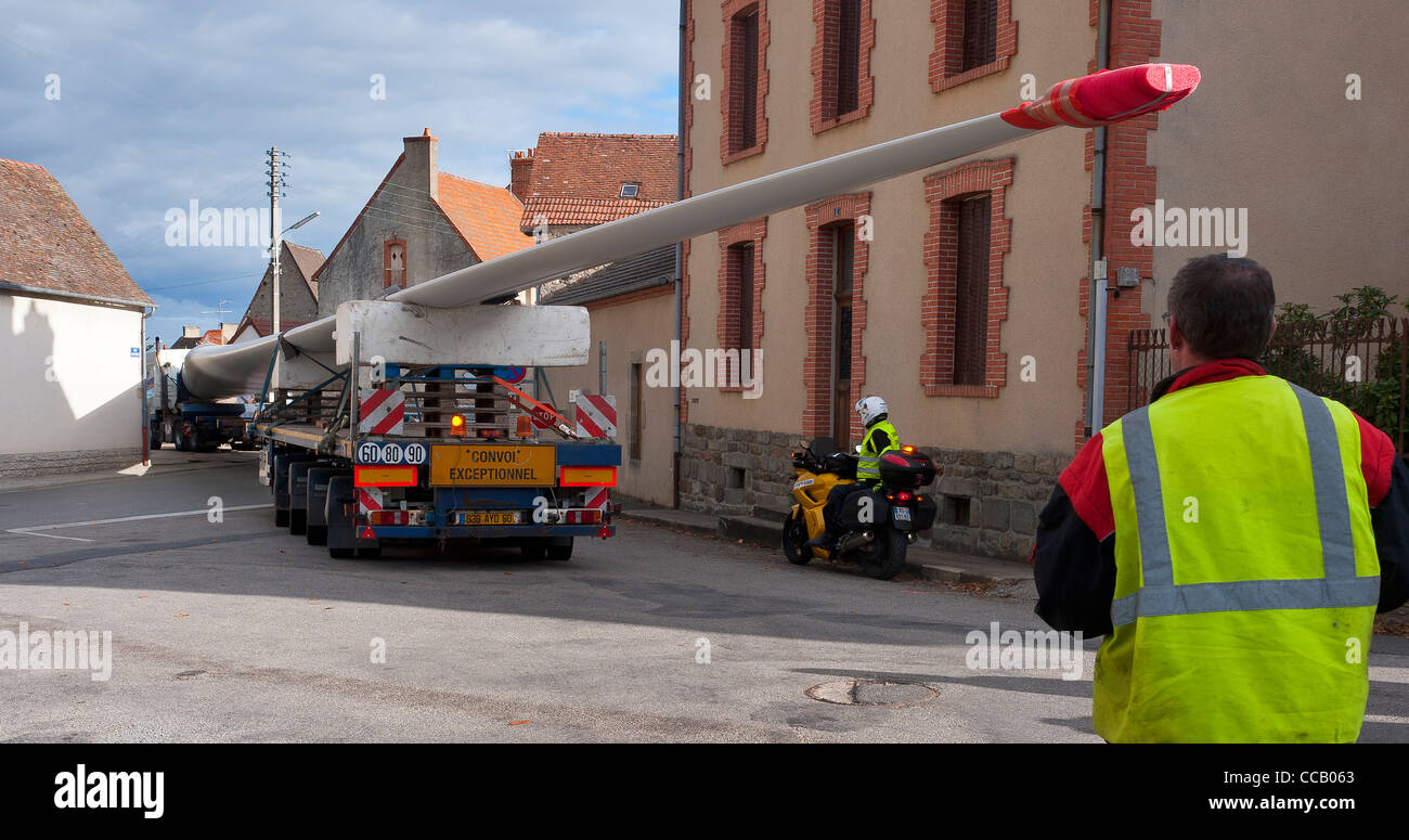Exceptional conveyor carrying a blade for the assembly of a wind turbine Stock Photo