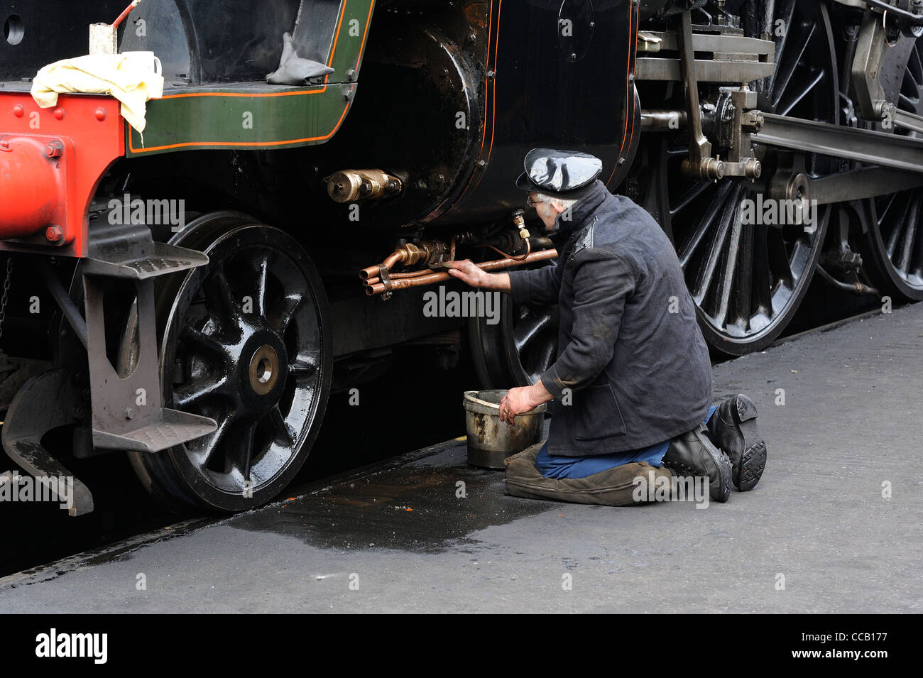 railway worker prepairing steam locomotive 70013 oliver cromwell at the great central railway loughborough england uk Stock Photo