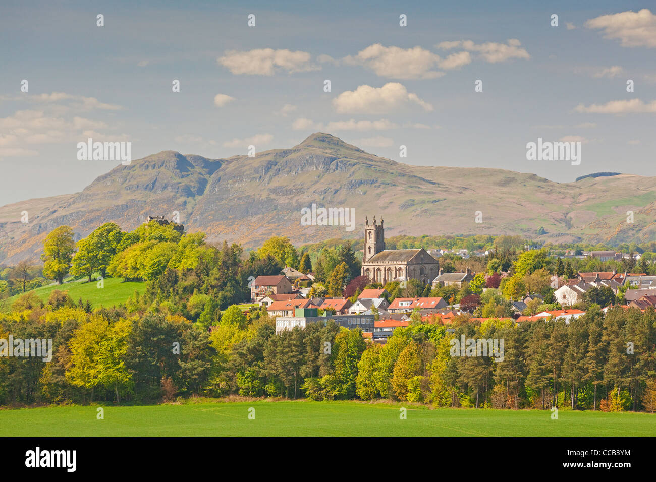 Clackmannan showing the Parish Church. Dumyat is in the background. Stock Photo