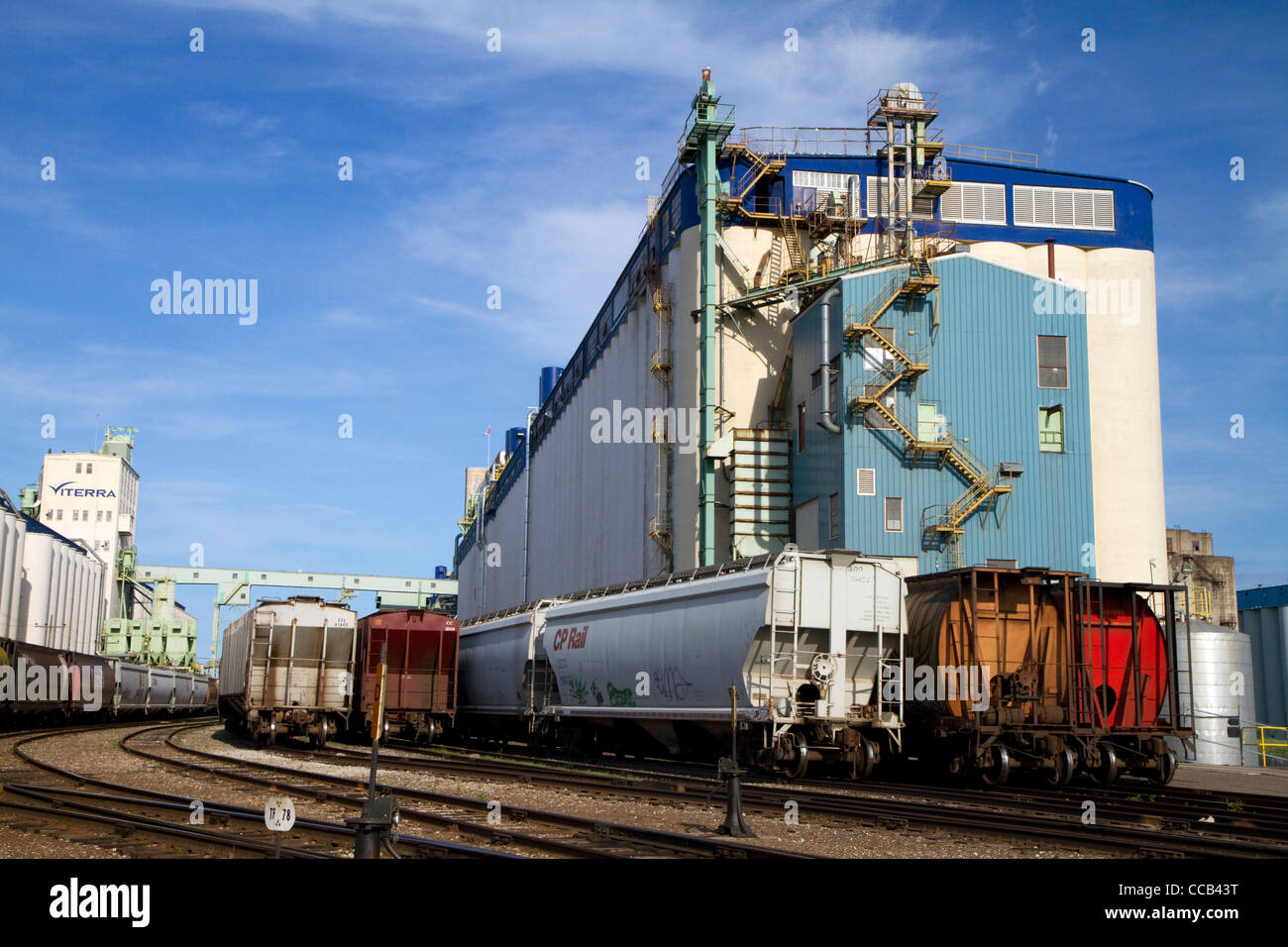 Large grain elevators at Thunder Bay, Ontario, Canada Stock Photo Alamy