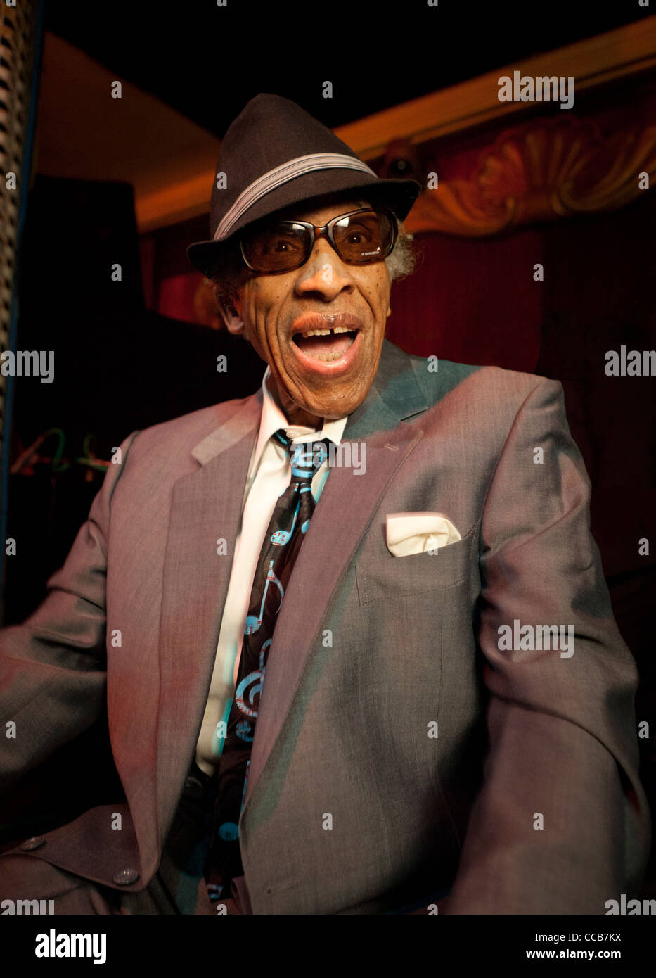 expressive-portrait-of-jazz-saxophonist-von-freeman-at-the-green-mill-lounge-in-chicago-stock