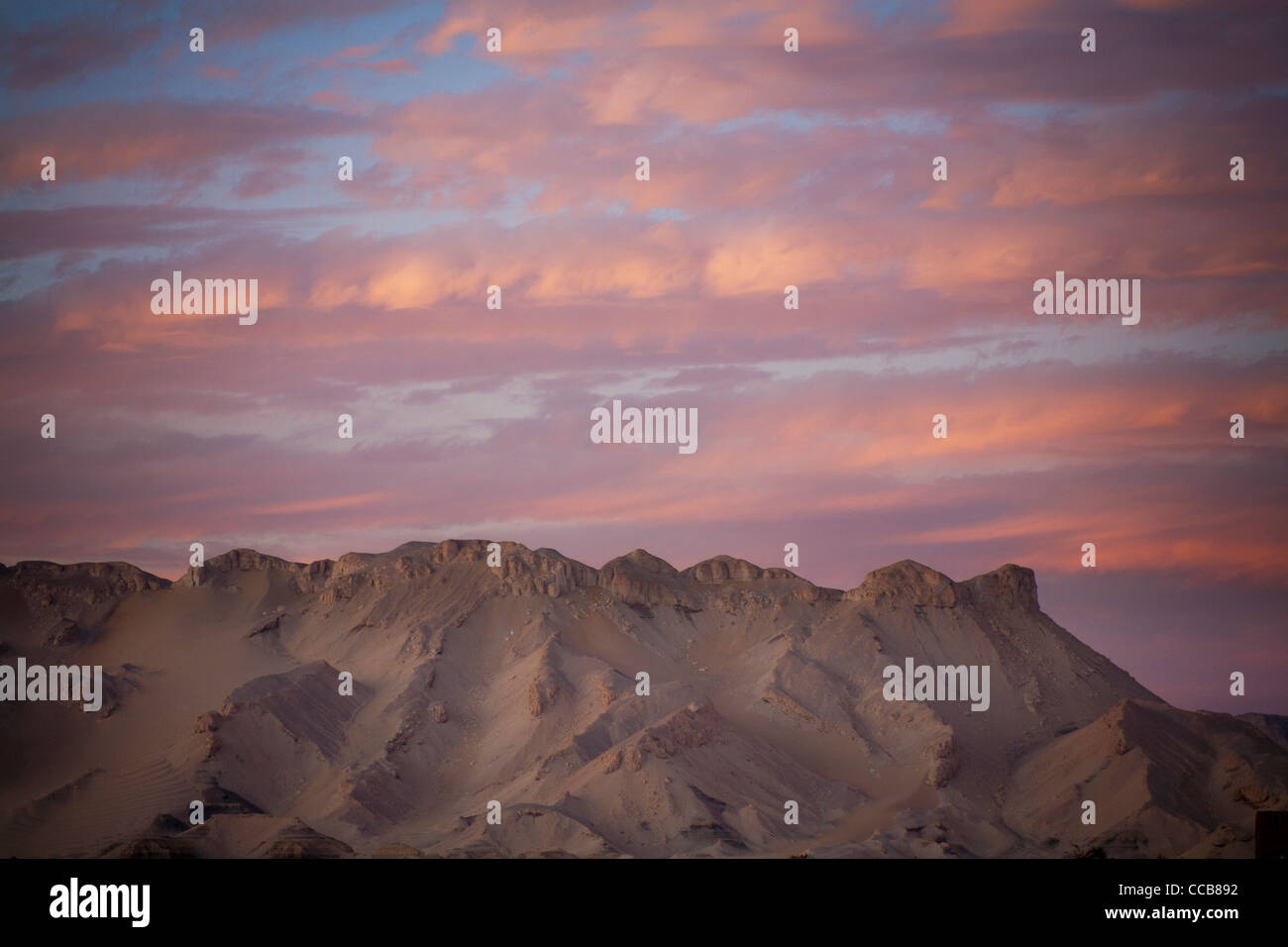 Beautiful cloud formation at sunset over the escarpment  at Dakhla Oasis. The Sahara Desert, Egypt Stock Photo