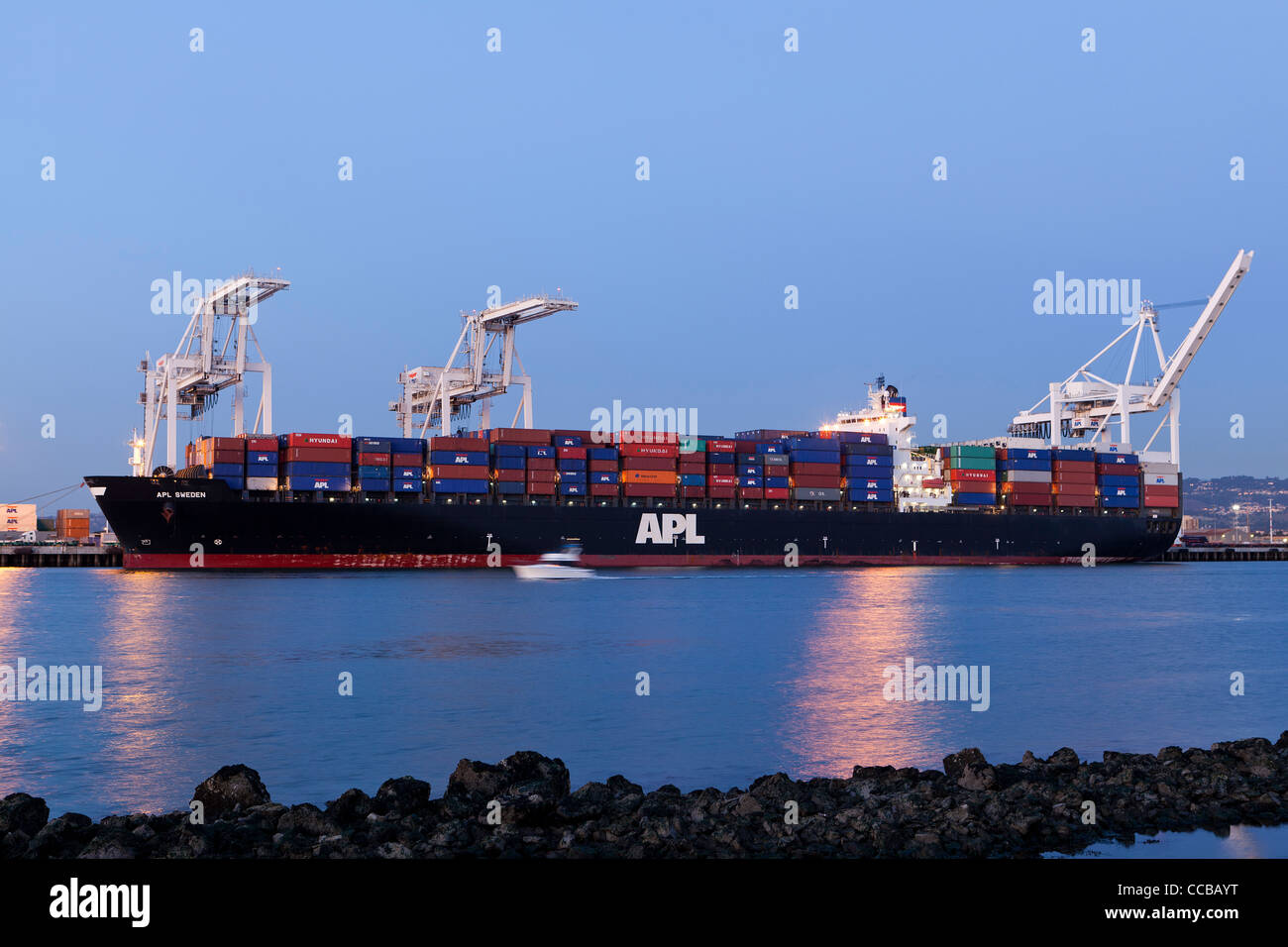 APL container ship wait to get unloaded at the Port of Oakland Stock Photo