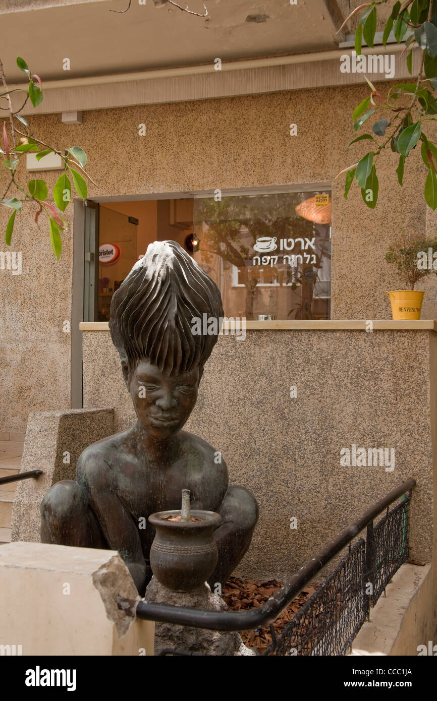 African man sculpture hi-res stock photography and images - Alamy