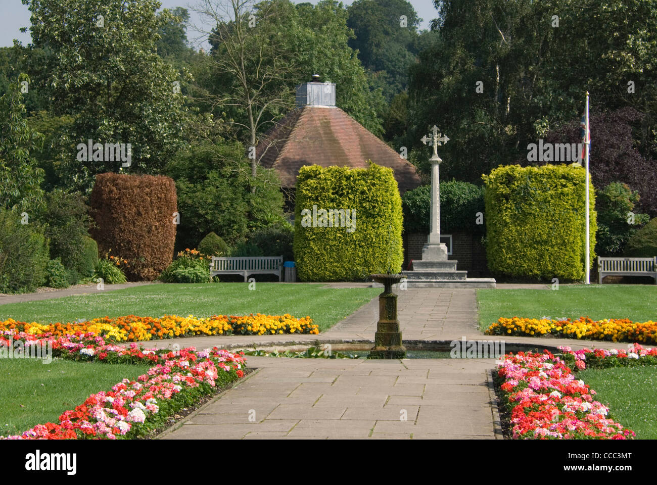 Old Amersham Memorial Gdns sunlit summer floral display Stock Photo