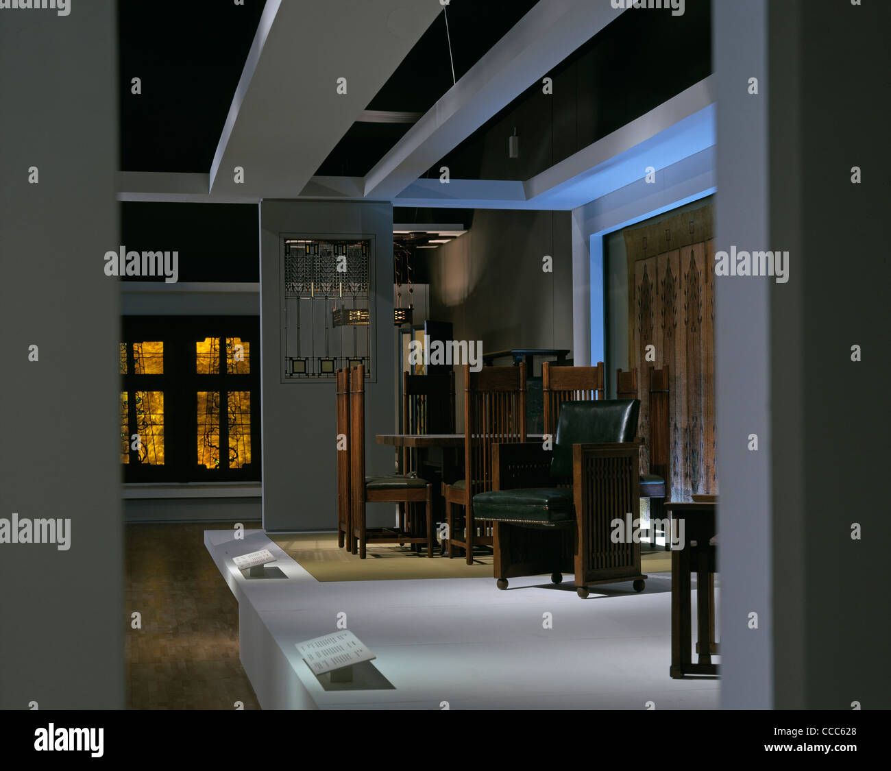 INTERNATIONAL ARTS AND CRAFTS V&A MUSEUM NORTH AMERICA/ FRANK LLOYD