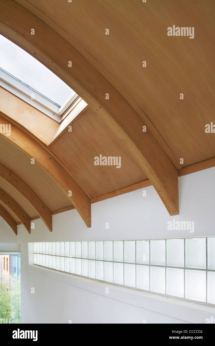 PRIVATE HOUSE ALAN POWER ARCHITECTS LONDON W11 UK 2010 INTERIOR CLOSE UP SHOT OF THE CURVED WOODEN CEILING AND FEATURE GLASS Stock Photo