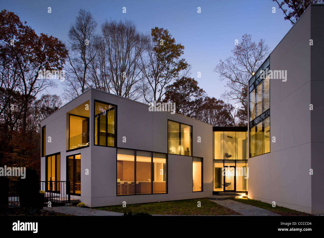 компактный дом с плоской крышей. квадратный дом. прямоугольный дом. квадратный дом видео. проекты необычных домов.