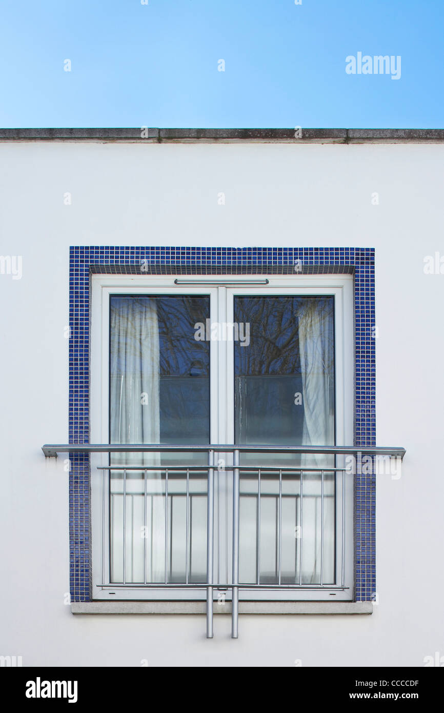 PRIVATE HOUSE ALAN POWER ARCHITECTS LONDON W11 UK 2010 EXTERIOR VIEW SHOWING AN UPPER FLOOR WINDOW WITH MOSAIC TILE DETAILING Stock Photo