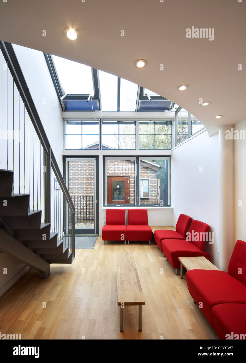 PRIVATE HOUSE ARCHICRAFT ROB MATHISON SOUTH WOODFORD LONDON UK 2009 INTERIOR VIEW OF THE BRIGHT SPACIOUS ENTRANCE AREA SHOWING Stock Photo