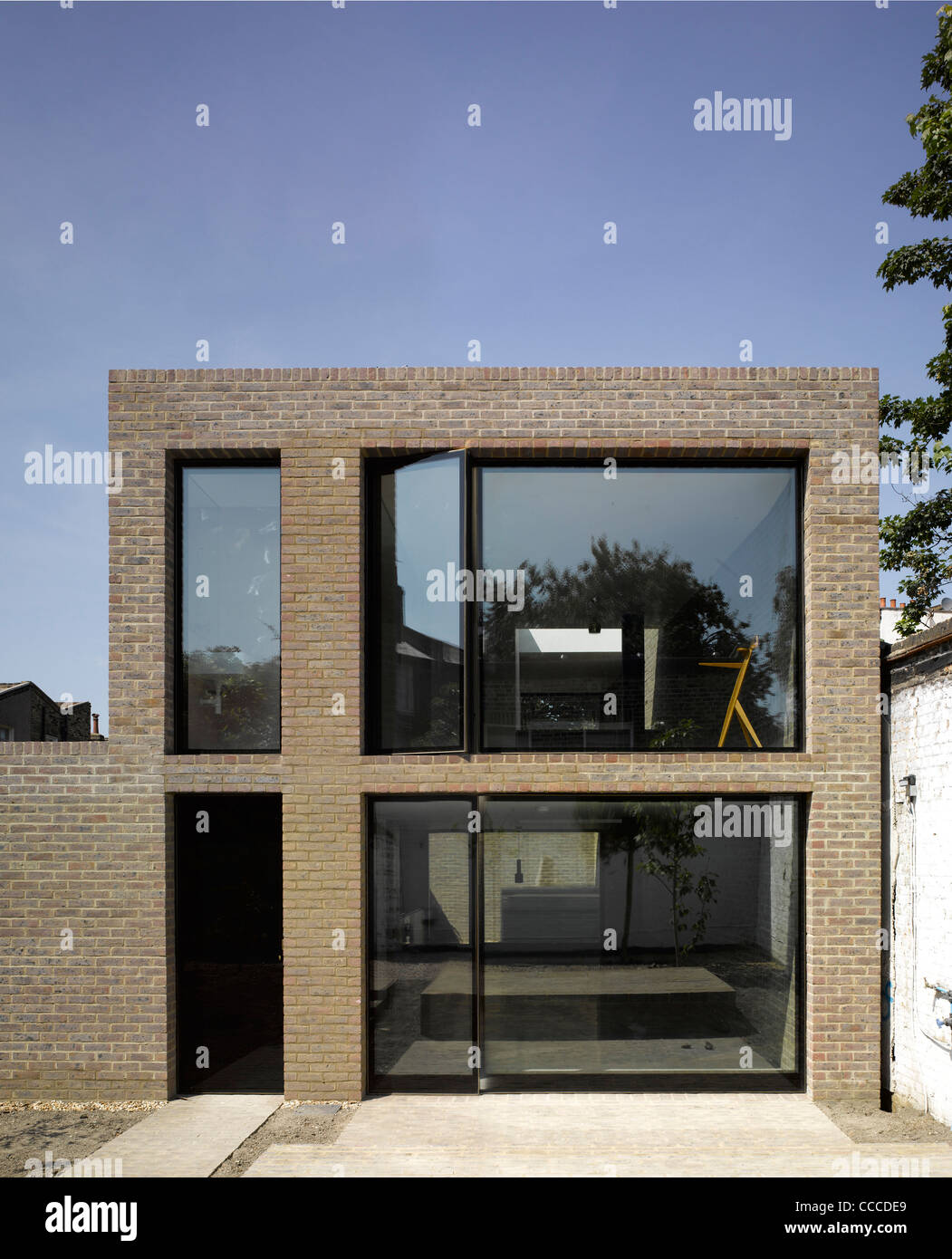 HOUSE ON KINGS GROVE-DUGGAN MORRIS ARCHITECTS-LONDON-EXTERIOR VIEW STRAIGHT ON Stock Photo