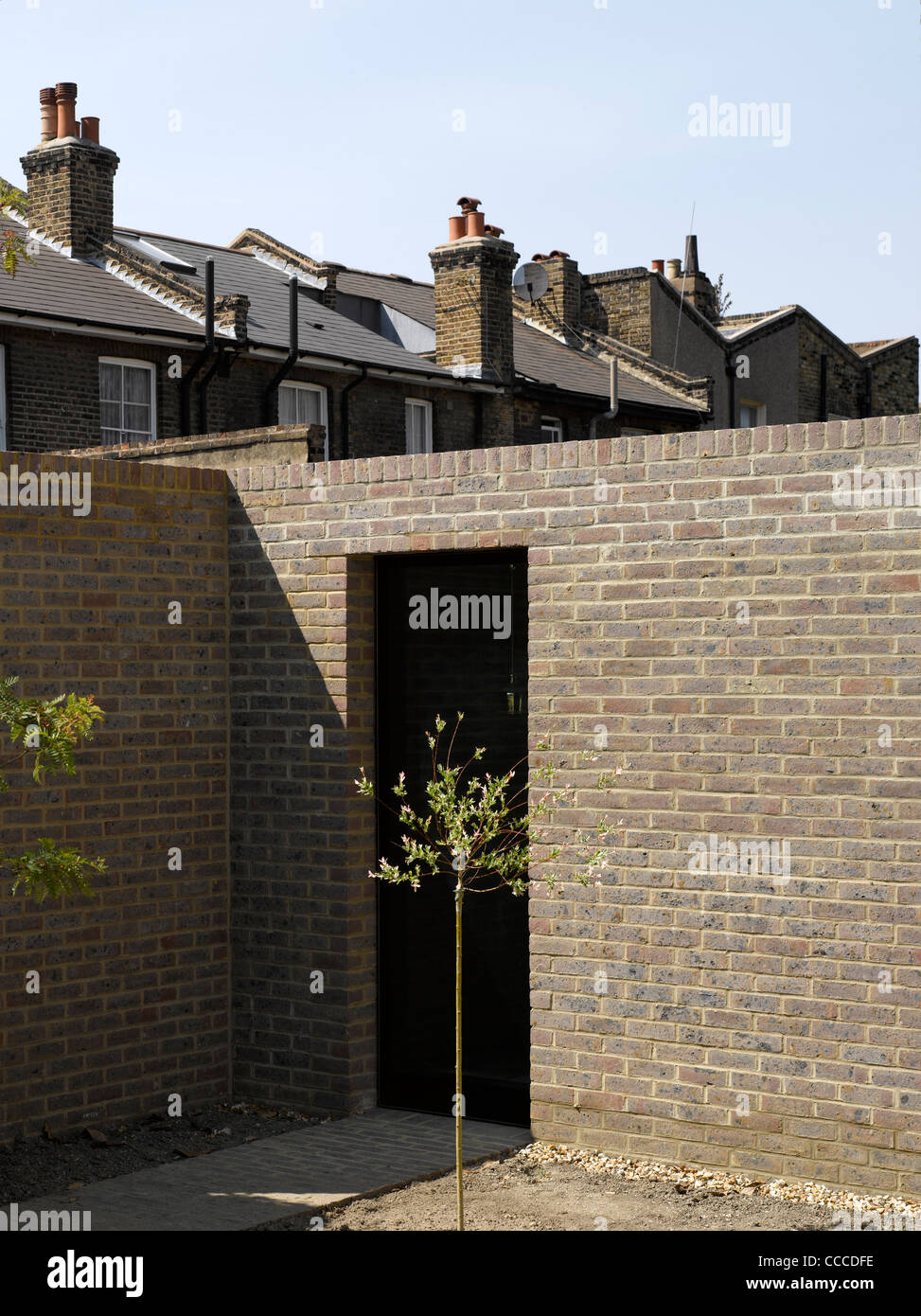 HOUSE ON KINGS GROVE-DUGGAN MORRIS ARCHITECTS-LONDON-EXTERIOR VIEW WITH TREE Stock Photo